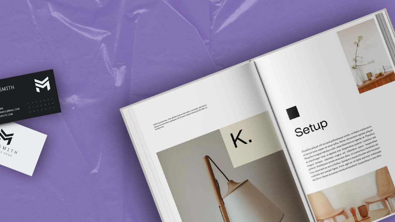 Egy nyitott, modern magazin vagy brossúra belső oldalai láthatók két elegáns névjegykártya mellett, lila alapon.