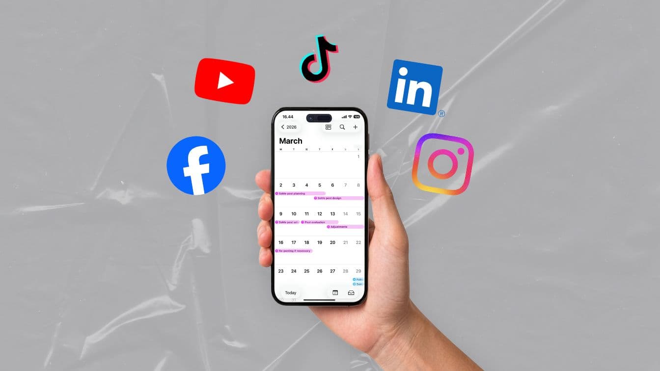 Egy naptáralkalmazást mutató okostelefon kézben, körülötte a Facebook, YouTube, TikTok, LinkedIn és Instagram logói lebegnek.